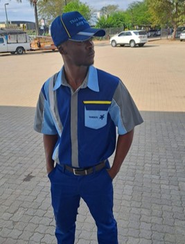 Lebogang working at the Sasol garage as a petrol attendant.